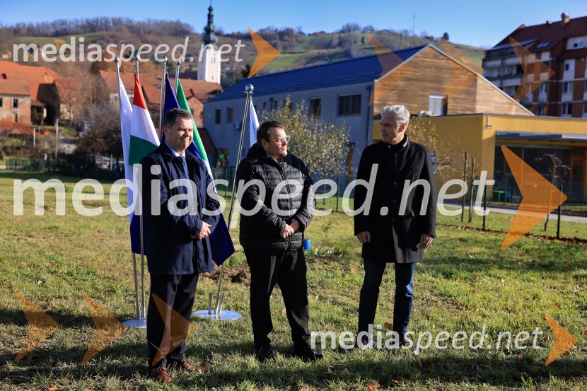  Janez Magyar, župan, Občina Lendava;  Simon Maljevac, Minister za solidarno prihodnost;  Črtomir Remec, direktor Stanovanjskega skladaTemeljni kamen za prihodnost, Lendava dobiva nova stanovanja