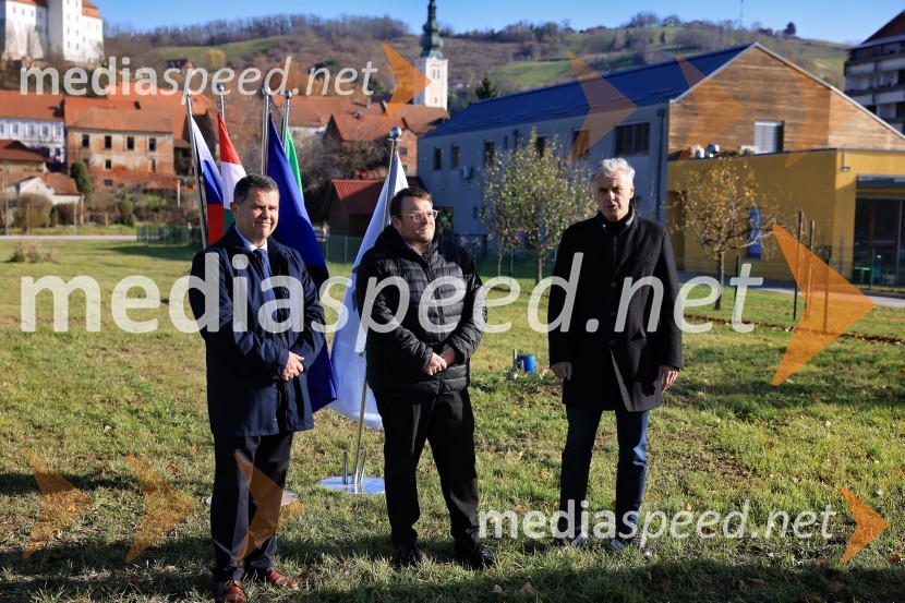  Janez Magyar, župan, Občina Lendava;  Simon Maljevac, Minister za solidarno prihodnost;  Črtomir Remec, direktor Stanovanjskega skladaTemeljni kamen za prihodnost, Lendava dobiva nova stanovanja