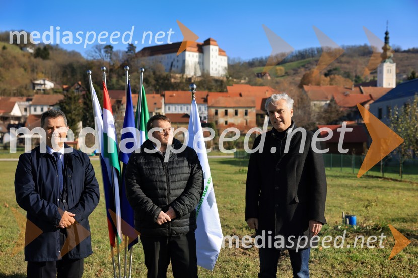  Janez Magyar, župan, Občina Lendava;  Simon Maljevac, Minister za solidarno prihodnost;  Črtomir Remec, direktor Stanovanjskega skladaTemeljni kamen za prihodnost, Lendava dobiva nova stanovanja