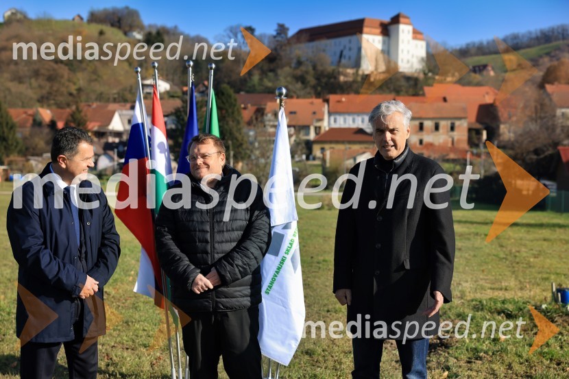  Janez Magyar, župan, Občina Lendava;  Simon Maljevac, Minister za solidarno prihodnost;  Črtomir Remec, direktor Stanovanjskega skladaTemeljni kamen za prihodnost, Lendava dobiva nova stanovanja