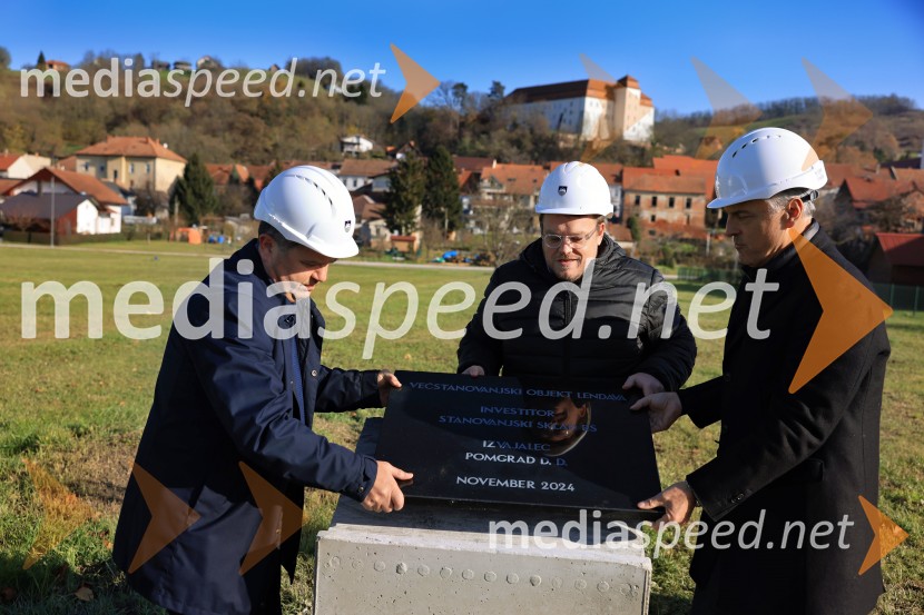  Janez Magyar, župan, Občina Lendava;  Simon Maljevac, Minister za solidarno prihodnost;  Črtomir Remec, direktor Stanovanjskega skladaTemeljni kamen za prihodnost, Lendava dobiva nova stanovanja