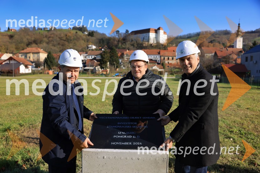  Janez Magyar, župan, Občina Lendava;  Simon Maljevac, Minister za solidarno prihodnost;  Črtomir Remec, direktor Stanovanjskega skladaTemeljni kamen za prihodnost, Lendava dobiva nova stanovanja