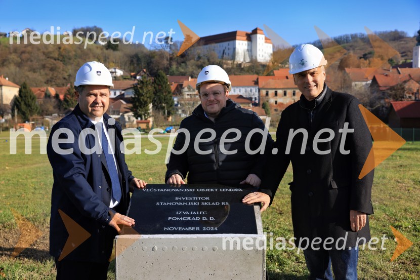  Janez Magyar, župan, Občina Lendava;  Simon Maljevac, Minister za solidarno prihodnost;  Črtomir Remec, direktor Stanovanjskega skladaTemeljni kamen za prihodnost, Lendava dobiva nova stanovanja