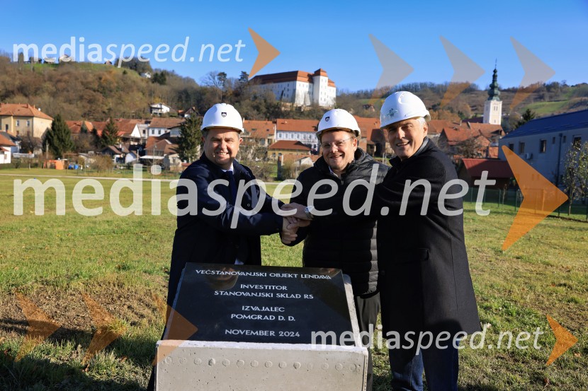  Janez Magyar, župan, Občina Lendava;  Simon Maljevac, Minister za solidarno prihodnost;  Črtomir Remec, direktor Stanovanjskega skladaTemeljni kamen za prihodnost, Lendava dobiva nova stanovanja
