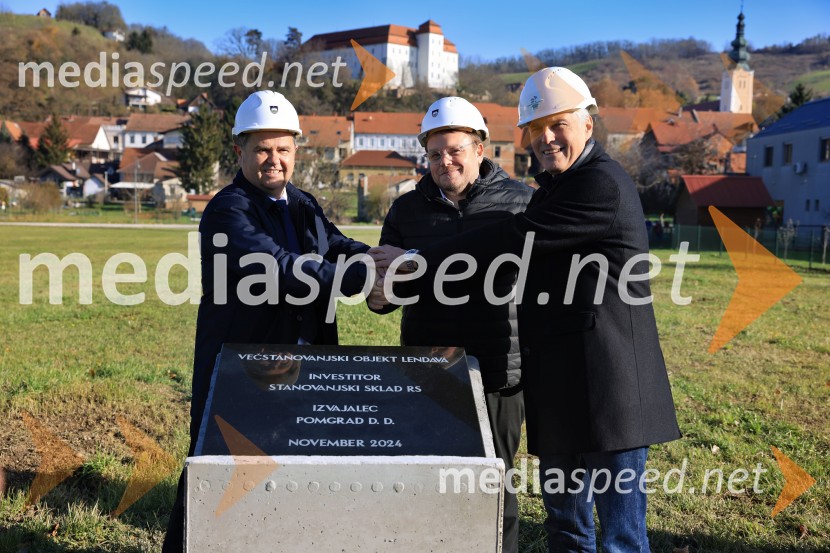  Janez Magyar, župan, Občina Lendava;  Simon Maljevac, Minister za solidarno prihodnost;  Črtomir Remec, direktor Stanovanjskega skladaTemeljni kamen za prihodnost, Lendava dobiva nova stanovanja