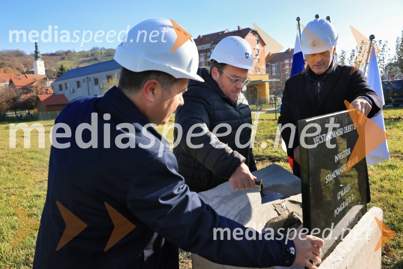  Janez Magyar, župan, Občina Lendava;  Simon Maljevac, Minister za solidarno prihodnost;  Črtomir Remec, direktor Stanovanjskega skladaTemeljni kamen za prihodnost, Lendava dobiva nova stanovanja