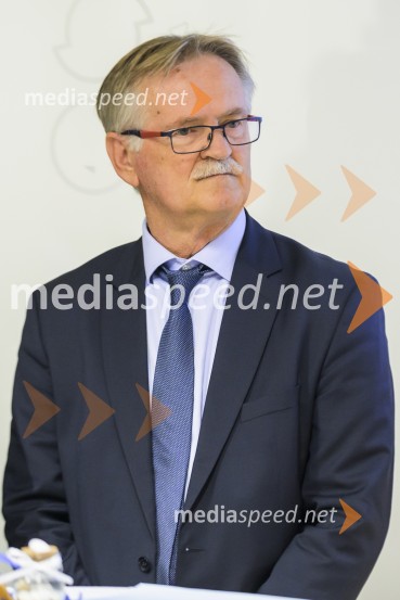  Dragan Todorović, gostujoči profesor strežbe iz Turističko-ugostiteljske šole SplitNovinarska konferenca z dalmatinsko kulinariko, Srednja šola za gostinstvo in turizem Maribor