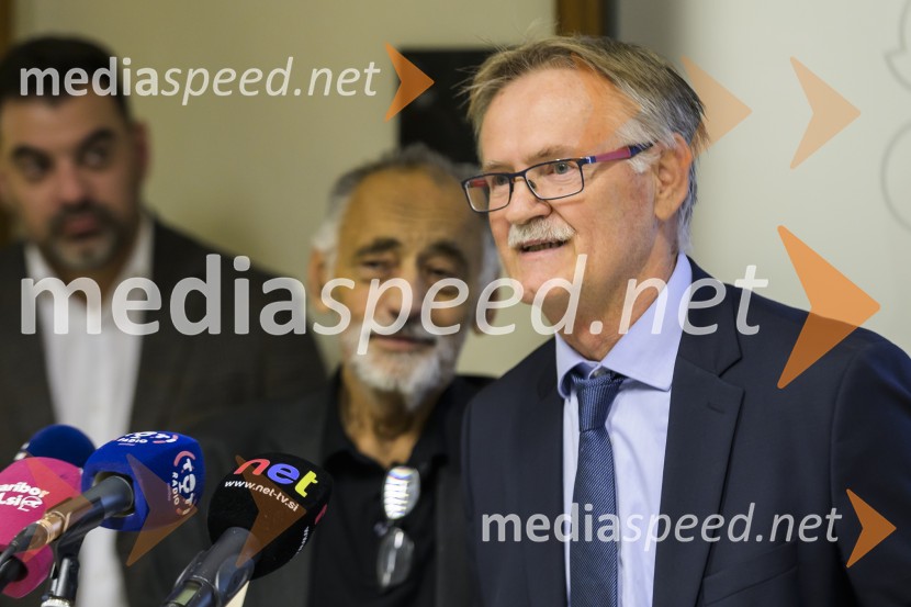  Dragan Todorović, gostujoči profesor strežbe iz Turističko-ugostiteljske šole SplitNovinarska konferenca z dalmatinsko kulinariko, Srednja šola za gostinstvo in turizem Maribor