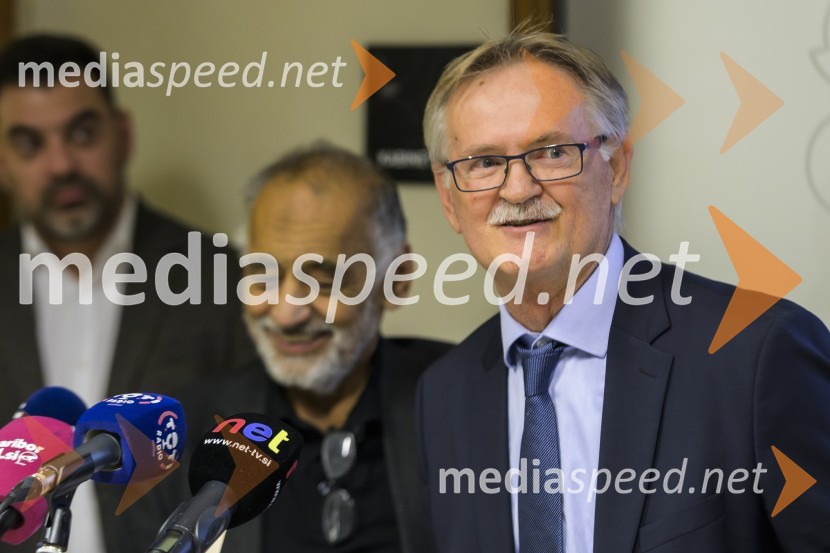  Dragan Todorović, gostujoči profesor strežbe iz Turističko-ugostiteljske šole SplitNovinarska konferenca z dalmatinsko kulinariko, Srednja šola za gostinstvo in turizem Maribor