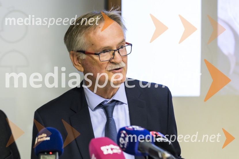  Dragan Todorović, gostujoči profesor strežbe iz Turističko-ugostiteljske šole SplitNovinarska konferenca z dalmatinsko kulinariko, Srednja šola za gostinstvo in turizem Maribor