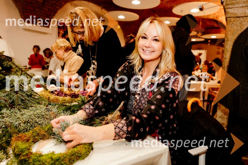  Saša Lendero, pevka, voditeljicaPletenje venčkov na Waldorfski šoli Ljubljana