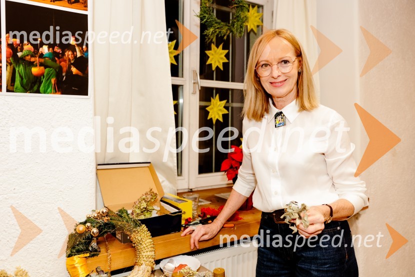  Bernarda Oman, igralkaPletenje venčkov na Waldorfski šoli Ljubljana