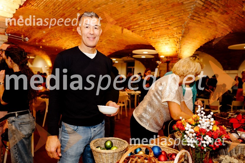  Taiji Tokuhisa, maneken in voditeljPletenje venčkov na Waldorfski šoli Ljubljana