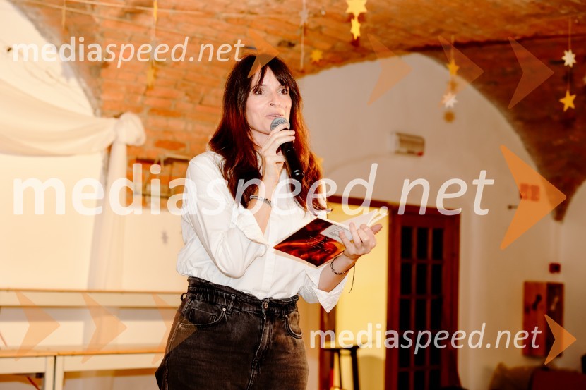  Ana Horvat Dolinar, igralkaPletenje venčkov na Waldorfski šoli Ljubljana