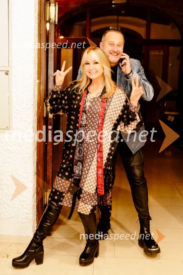  Saša Lendero, pevka, voditeljica;  Miran Miki Vlahovič, glasbenikPletenje venčkov na Waldorfski šoli Ljubljana