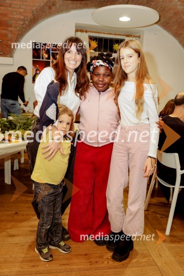  Lun Horvat Dolinar;  Ana Horvat Dolinar, igralka;  Nana Ama Horvat Dolinar;  Ronja Horvat DolinarPletenje venčkov na Waldorfski šoli Ljubljana