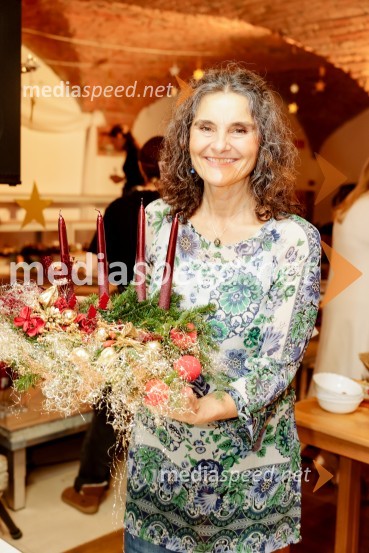  Eva Škofič Maurer, ambasadorka društva Rdeči noskiPletenje venčkov na Waldorfski šoli Ljubljana