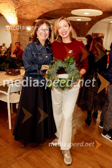  Branka Strmole Ukmar, Waldorfska šola Ljubljana; mag. Ladeja Godina Košir, voditeljica platforme Circular Change, sopredsedujoča AmCham Komisiji za krožno gospodarstvo in delitveno ekonomijoPletenje venčkov na Waldorfski šoli Ljubljana