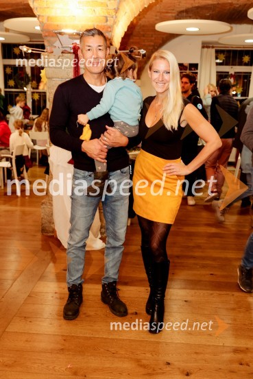  Taiji Tokuhisa, maneken in voditelj;  Ana  Žlender TokuhisaPletenje venčkov na Waldorfski šoli Ljubljana