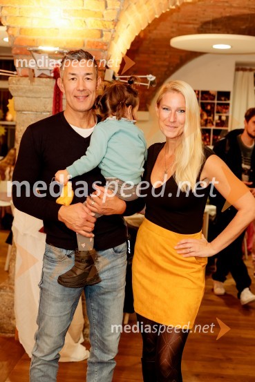  Taiji Tokuhisa, maneken in voditelj;  Ana  Žlender TokuhisaPletenje venčkov na Waldorfski šoli Ljubljana