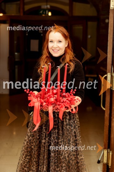  Irena Jalšovec Kogoj - Regina, pevkaPletenje venčkov na Waldorfski šoli Ljubljana