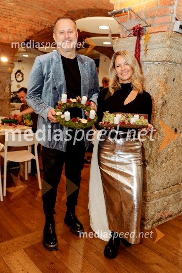  Miran Miki Vlahovič, glasbenik;  Petra VlahovićPletenje venčkov na Waldorfski šoli Ljubljana