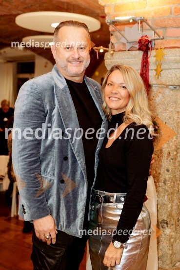  Miran Miki Vlahovič, glasbenik;  Petra VlahovićPletenje venčkov na Waldorfski šoli Ljubljana