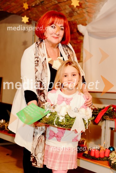  Vlasta Nussdorfer, nekdanja varuhinja človekovih pravic, nekdanja svetovalka predsednika RS;  ... Pletenje venčkov na Waldorfski šoli Ljubljana