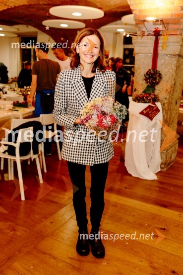 dr. Maja Zalaznik, nekdanja ministrica za izobraževanje, znanost in športPletenje venčkov na Waldorfski šoli Ljubljana