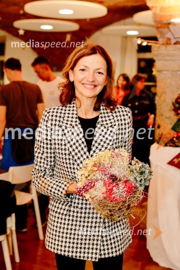 dr. Maja Zalaznik, nekdanja ministrica za izobraževanje, znanost in športPletenje venčkov na Waldorfski šoli Ljubljana