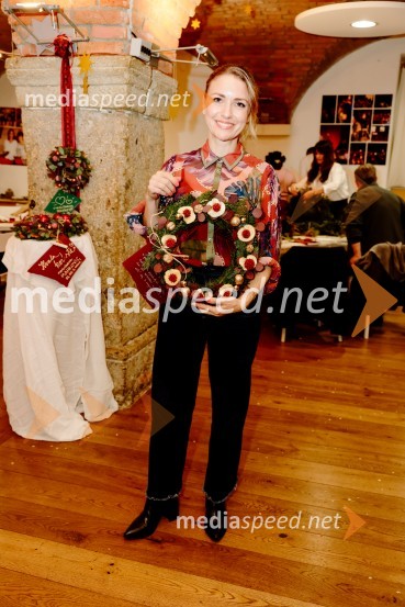  Nina Cijan, novinarka in voditeljica TV SlovenijaPletenje venčkov na Waldorfski šoli Ljubljana