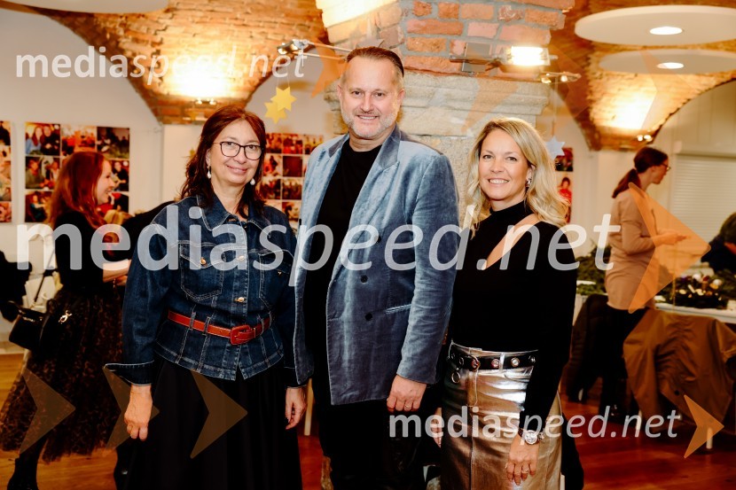  Branka Strmole Ukmar, Waldorfska šola Ljubljana;  Miran Miki Vlahovič, glasbenik;  Petra VlahovićPletenje venčkov na Waldorfski šoli Ljubljana