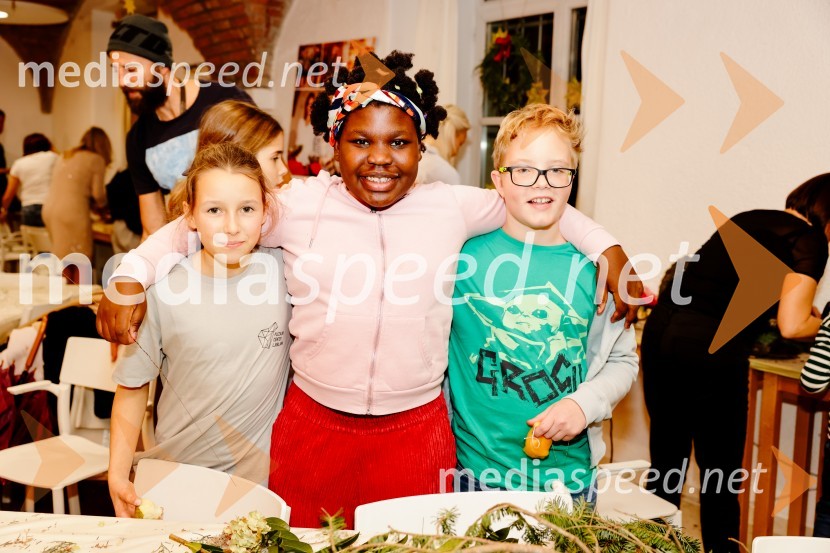  ... ;  Nana Ama Horvat Dolinar;  ... Pletenje venčkov na Waldorfski šoli Ljubljana