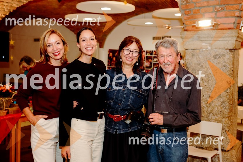 mag. Ladeja Godina Košir, voditeljica platforme Circular Change, sopredsedujoča AmCham Komisiji za krožno gospodarstvo in delitveno ekonomijo;  Taja Košir Popovič;  Branka Strmole Ukmar, Waldorfska šola Ljubljana;  Stane Jerko, fotografPletenje venčkov na Waldorfski šoli Ljubljana