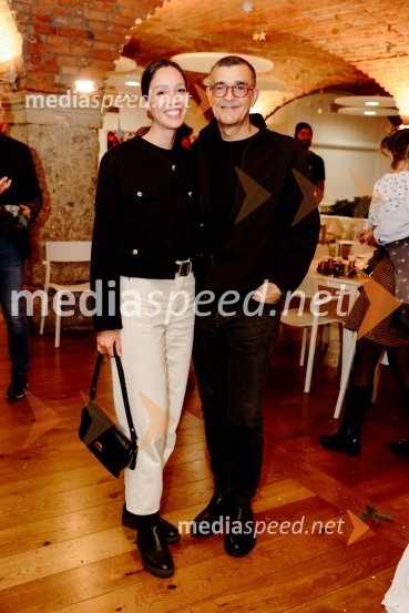  Taja Košir Popovič;  ... Pletenje venčkov na Waldorfski šoli Ljubljana