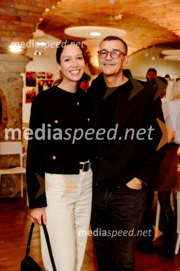  Taja Košir Popovič;  ... Pletenje venčkov na Waldorfski šoli Ljubljana