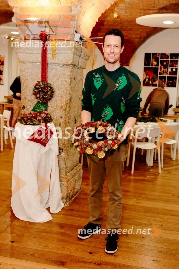  Matej Črnjavič, strokovnjak za odnose z javnostmi, direktor naročnikov v agenciji DigiTalkPletenje venčkov na Waldorfski šoli Ljubljana