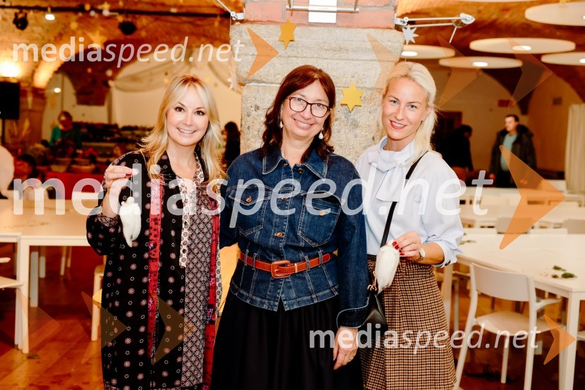  Saša Lendero, pevka, voditeljica;  Branka Strmole Ukmar, Waldorfska šola Ljubljana;  ... Pletenje venčkov na Waldorfski šoli Ljubljana