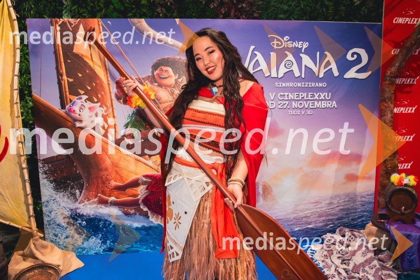  Val Mandz, cosplayer Vaiana 2, premiera animiranega filma v Cineplexx Ljubljana