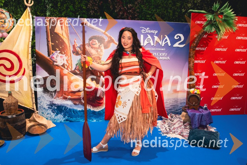  Val Mandz, cosplayer Vaiana 2, premiera animiranega filma v Cineplexx Ljubljana