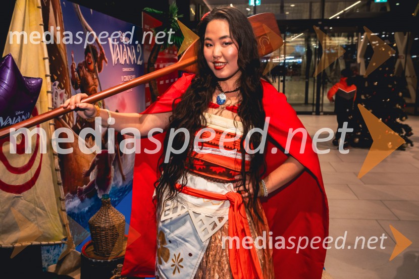  Val Mandz, cosplayer Vaiana 2, premiera animiranega filma v Cineplexx Ljubljana