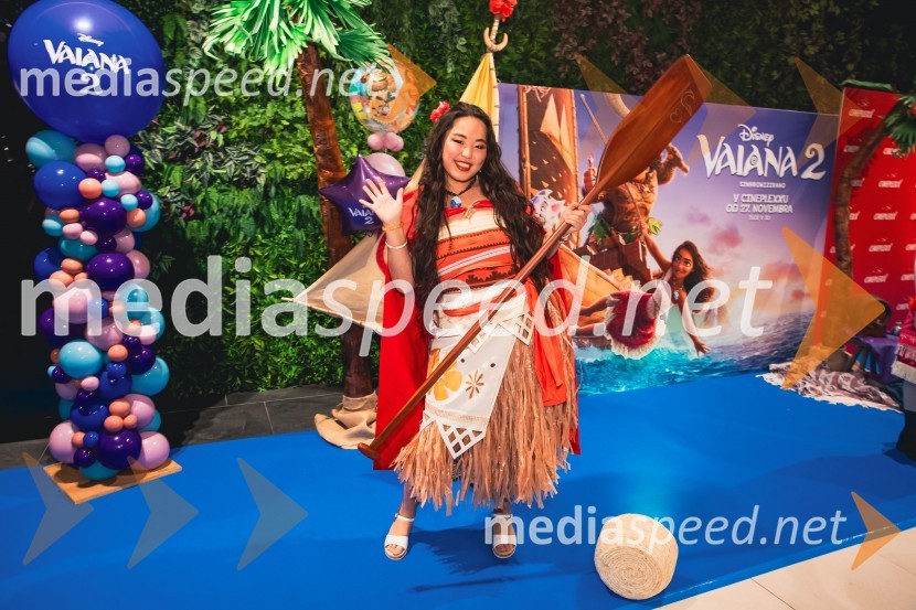  Val Mandz, cosplayer Vaiana 2, premiera animiranega filma v Cineplexx Ljubljana
