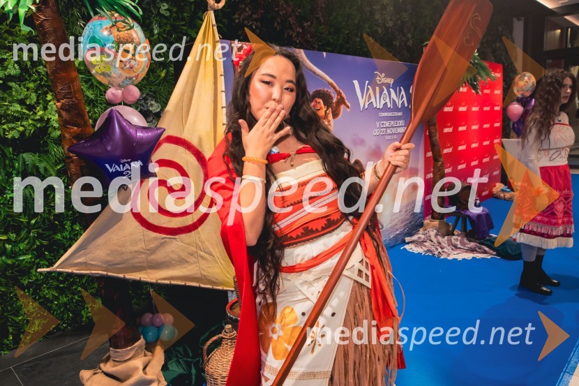  Val Mandz, cosplayer Vaiana 2, premiera animiranega filma v Cineplexx Ljubljana