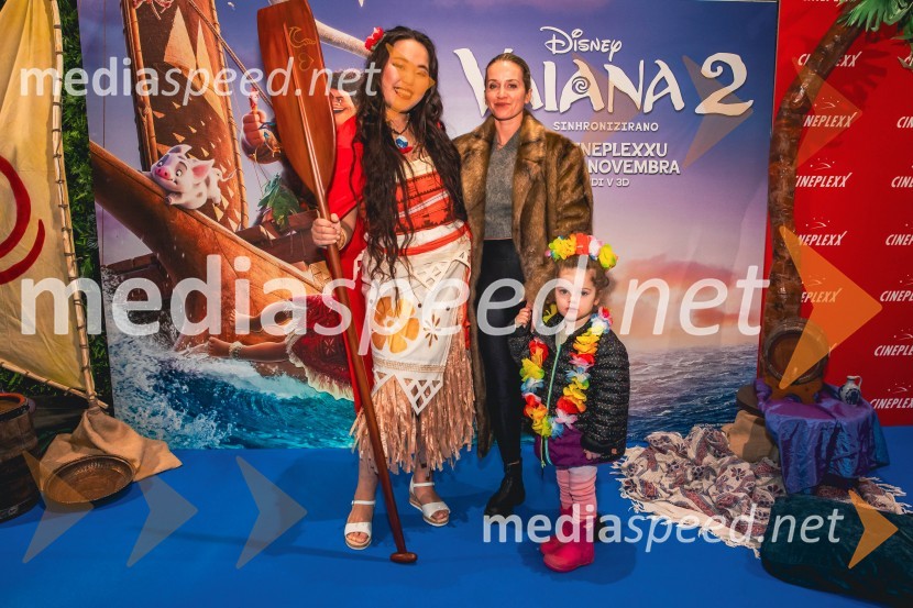  Val Mandz, cosplayer ;  Nina Grilc, Femme fatale 2025;  Alaska Olivia GrilcVaiana 2, premiera animiranega filma v Cineplexx Ljubljana