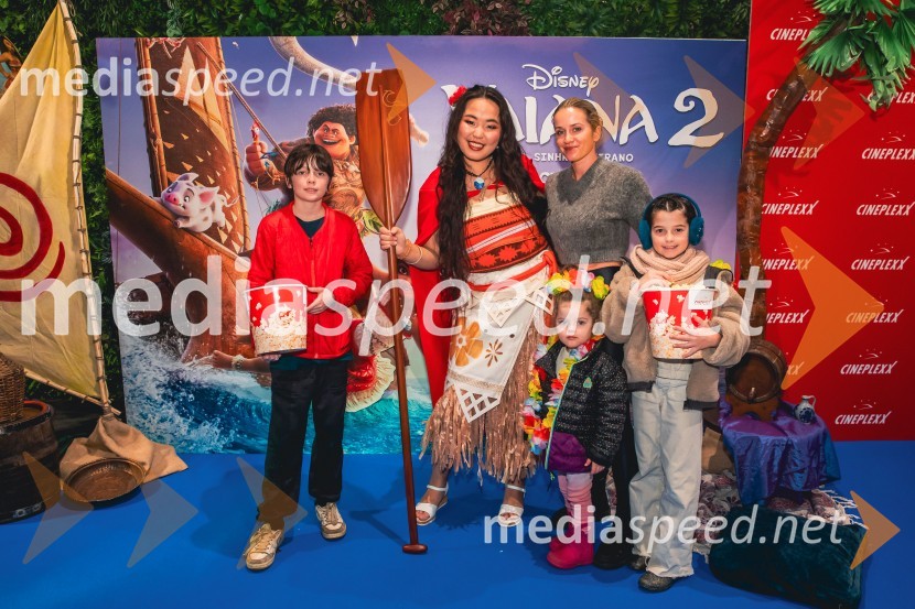  ... ;  Val Mandz, cosplayer ;  Alaska Olivia Grilc;  Nina Grilc, Femme fatale 2025;  ... Vaiana 2, premiera animiranega filma v Cineplexx Ljubljana