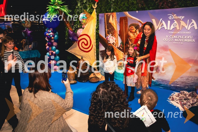  Val Mandz, cosplayer Vaiana 2, premiera animiranega filma v Cineplexx Ljubljana