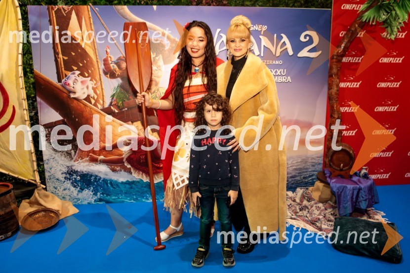  Val Mandz, cosplayer ;  Marlon Kontrec;  Nina Osenar Kontrec, pevka, voditeljica, modelVaiana 2, premiera animiranega filma v Cineplexx Ljubljana
