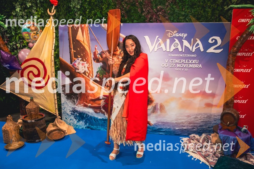  Val Mandz, cosplayer Vaiana 2, premiera animiranega filma v Cineplexx Ljubljana