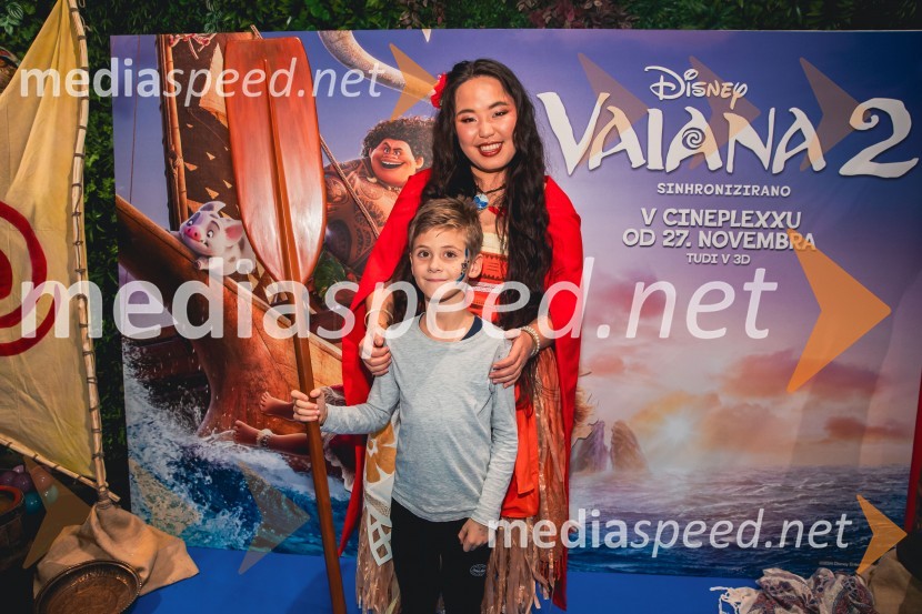  ... ;  Val Mandz, cosplayer Vaiana 2, premiera animiranega filma v Cineplexx Ljubljana