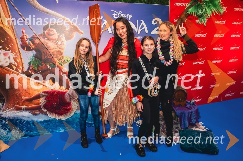  Tara Siana Fortuna;  Val Mandz, cosplayer ;  Isabella  Fortuna;  Tamara Fortuna, blogerkaVaiana 2, premiera animiranega filma v Cineplexx Ljubljana